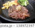 鉄板にのったステーキ 138972397