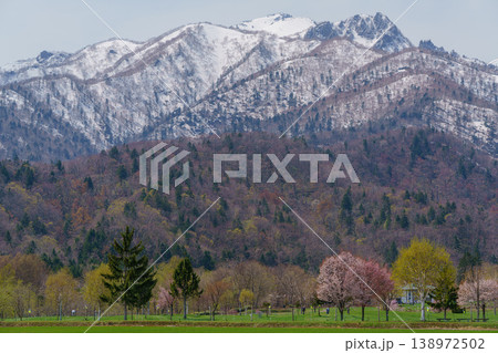 北海道富良野市山部地区 残雪の芦別岳と桜の春風景 北海道富良野市山部地区 残雪の芦別岳と桜の春風景 138972502
