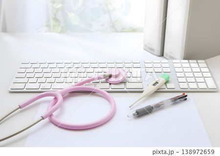 医療機器とオフィス環境による健康管理と診療イメージ 医療機器とオフィス環境による健康管理と診療イメージ 138972659
