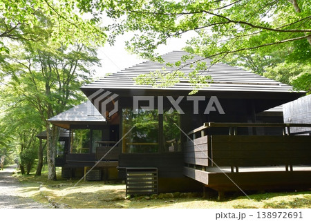 箱根町 芦ノ湖キャンプ村のケビン棟と森林 箱根町 芦ノ湖キャンプ村のケビン棟と森林 138972691