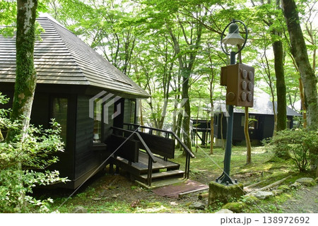 箱根町 芦ノ湖キャンプ村のケビン棟と森林 箱根町 芦ノ湖キャンプ村のケビン棟と森林 138972692
