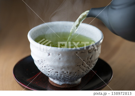 お茶を注ぐ 138972813