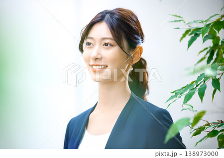明るいオフィスで微笑む若手の日本人ビジネスウーマン 明るいオフィスで微笑む若手の日本人ビジネスウーマン 138973000