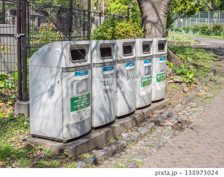 公園の分別ゴミ箱群 多言語とイラストによる案内 公園の分別ゴミ箱群 多言語とイラストによる案内 138973024