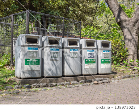 木々に囲まれた公園に設置された分別ゴミ箱と多言語表示 木々に囲まれた公園に設置された分別ゴミ箱と多言語表示 138973025