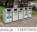 分別ゴミ箱の並びと多言語表示　公共インフラの情報設計 138973028