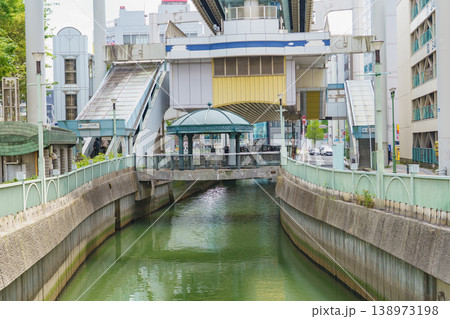 【千葉県千葉市】千葉都市モノレール・葭川公園駅と下を流れる葭川 138973198