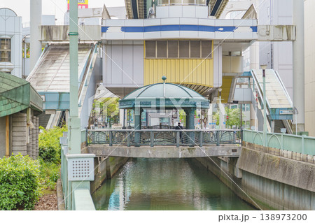 【千葉県千葉市】千葉都市モノレール・葭川公園駅と下を流れる葭川 138973200