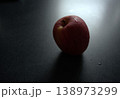 テーブルの上のリンゴ 138973299