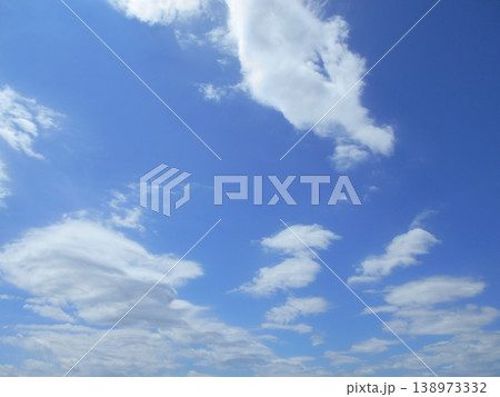 青空に浮かぶ白い雲 青空に浮かぶ白い雲 138973332