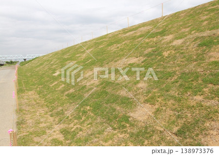 江戸川放水路の土手 養生中の芝生と河川敷の風景 138973376