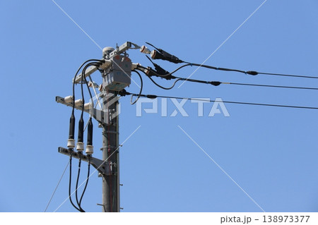 電柱の変圧器と配電設備 138973377