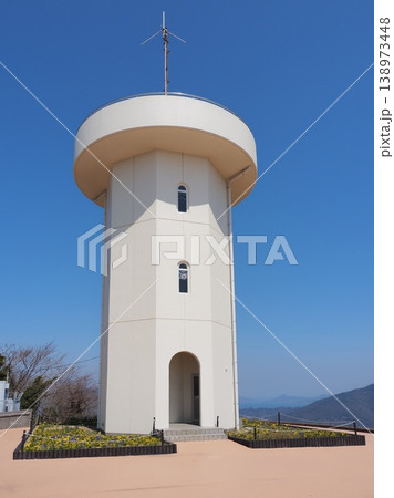 白い灯台の形をした「上盛山展望台」(山口県上関町) 白い灯台の形をした「上盛山展望台」(山口県上関町) 138973448