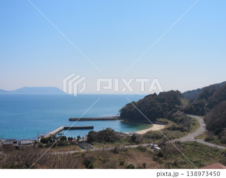 長島にある「蒲井」の港。八島を遠望(山口県上関町) 138973450