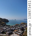 長島の「白井田」地区。港に屋根が重なる(山口県上関町) 138973451