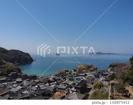 長島の「白井田」地区。屋根が重なりあう(山口県上関町) 138973452