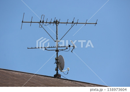 屋根上のVHF・UHFアンテナとパラボラアンテナ 通信インフラの風景 屋根上のVHF・UHFアンテナとパラボラアンテナ 通信インフラの風景 138973604