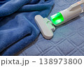 布団クリーナーでダニや花粉などを吸引する、健康管理イメージ 138973800