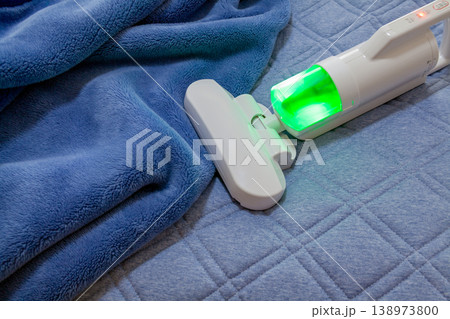 布団クリーナーでダニや花粉などを吸引する、健康管理イメージ 138973800