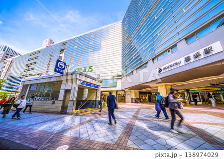 日本の横浜都市景観禁煙…喫煙禁止地区、SOTETSU 横浜駅や市営地下鉄出入口などを望む＝4月17日 138974029