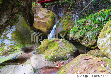 【日本の滝百選】晩秋の寂地峡五龍の滝　渓流と遊歩道2　山口県岩国市 138974162