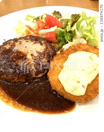ファミリーレストランで食べる「ハンバーグ＆コロッケ ランチ」 138974170