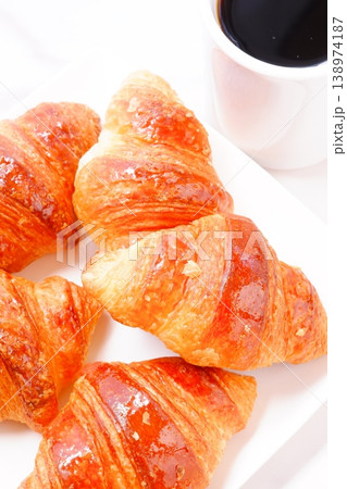 クロワッサンとコーヒー - 焼き立てでサクサクの食感のクロワッサンと、淹れたてのコーヒーの朝食風景 138974187