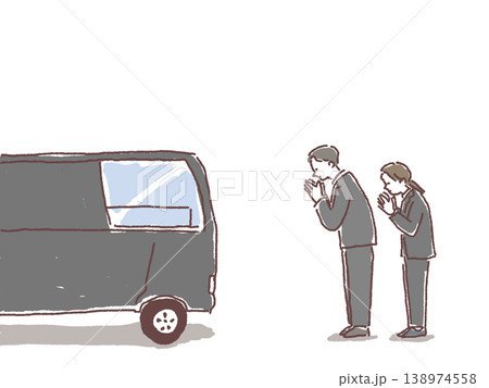 霊柩車に手を合わせる男女　 138974558