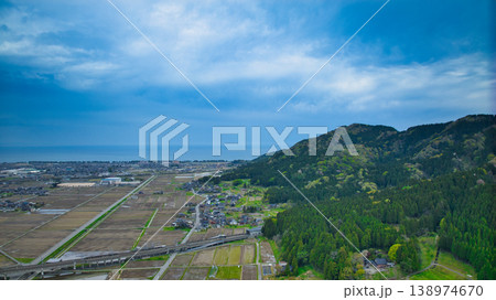 早春の富山県朝日町笹川地区を南側から見た風景 138974670