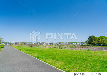 春の青空と緑の芝生広場と住宅街 春の青空と緑の芝生広場と住宅街 138974835