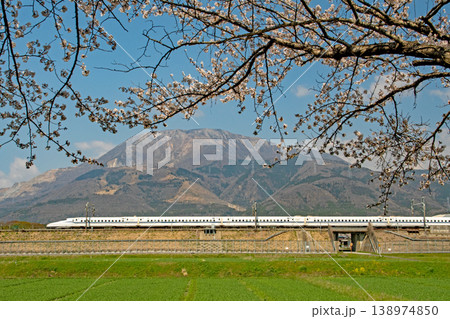 青空の下、桜満開の伊吹山の麓を走行する東海道新幹線N700S 青空の下、桜満開の伊吹山の麓を走行する東海道新幹線N700S 138974850