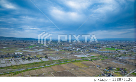 早春の黒部川扇状地と富山湾 早春の黒部川扇状地と富山湾 138975120