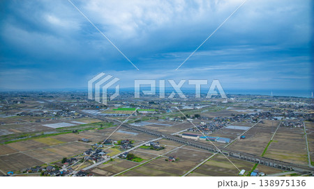早春の黒部川扇状地と富山湾 138975136