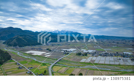 日本の富山県朝日町から見た黒部川扇状地とその周辺の山並みなどの風景 138975381
