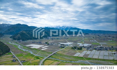 日本の富山県朝日町から見た黒部川扇状地とその周辺の山並みなどの風景 日本の富山県朝日町から見た黒部川扇状地とその周辺の山並みなどの風景 138975383