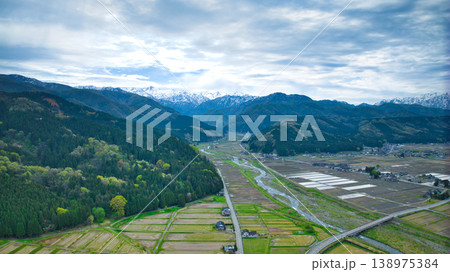 日本の富山県朝日町から見た黒部川扇状地とその周辺の山並みなどの風景 日本の富山県朝日町から見た黒部川扇状地とその周辺の山並みなどの風景 138975384