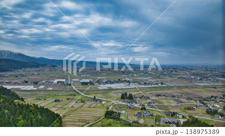 日本の富山県朝日町から見た黒部川扇状地とその周辺の山並みなどの風景 138975389