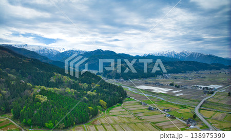 日本の富山県朝日町から見た黒部川扇状地とその周辺の山並みなどの風景 日本の富山県朝日町から見た黒部川扇状地とその周辺の山並みなどの風景 138975390