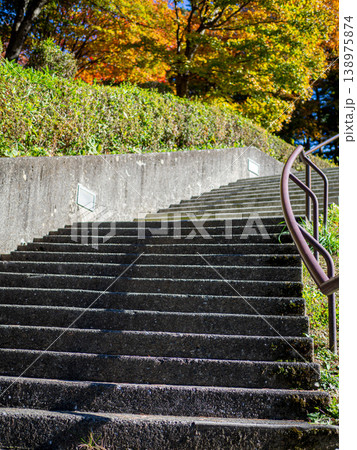 秋の紅葉に染まる階段 138975874