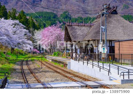 茅葺き屋根と桜の共演 湯野上温泉駅の春(ズームアップ・クローズアップ) 茅葺き屋根と桜の共演 湯野上温泉駅の春(ズームアップ・クローズアップ) 138975900