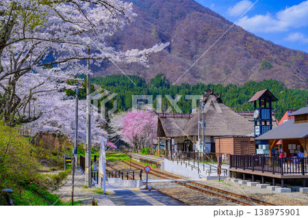 桜の屋根に包まれる茅葺き駅舎 湯野上温泉駅の春の旅情 138975901