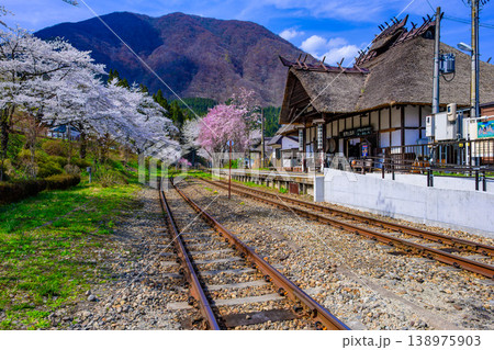 線路が導く春の旅路 満開の桜と茅葺き屋根の湯野上温泉駅 線路が導く春の旅路 満開の桜と茅葺き屋根の湯野上温泉駅 138975903