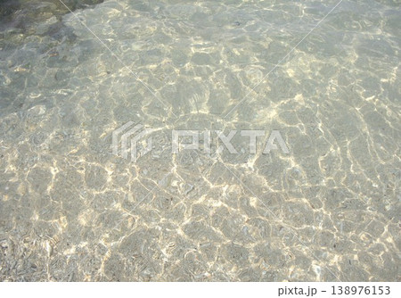 透き通った海の水面と光の波紋 138976153