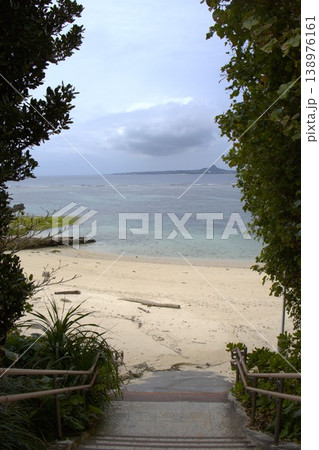 海へ続く階段と風景 海へ続く階段と風景 138976161