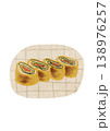 お皿に乗った四つの海苔明太の卵焼き 138976257