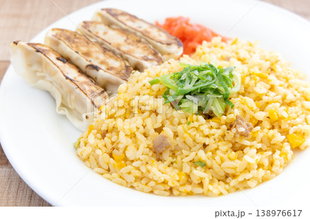 おいしい焼餃子とチャーハンプレート紅生姜添え 138976617