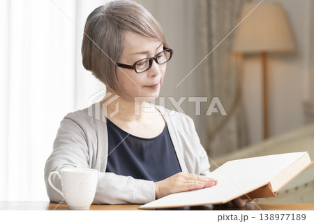 リビングで読書をするシニア女性 138977189