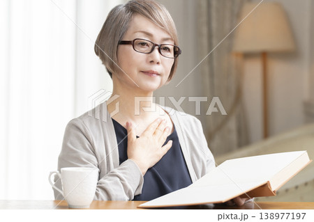 リビングで読書をするシニア女性 リビングで読書をするシニア女性 138977197