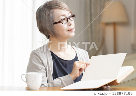 リビングで読書をするシニア女性 138977199