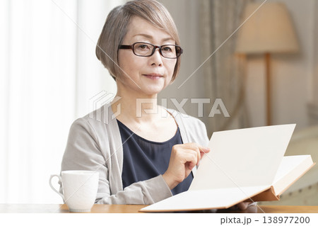 リビングで読書をするシニア女性 138977200